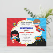 スーパーヒーロー誕生日招待状（ツインズボーイガール） 招待状 (スタンド正面)