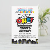 スーパーヒーロー1歳の誕生日ツインズ 招待状 (スタンド正面)