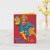 スーパーヒーロ飛んでいるフォト専門誕生日 カード (黄色い花)