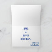 スーパーヒーロ飛んでいるーボーイ途方もないおもしろい誕生日ギフト カード (内部)