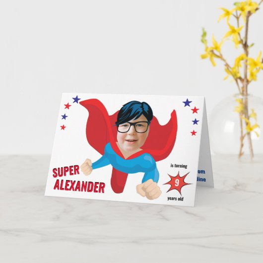 スーパーヒーロ飛んでいるーボーイ途方もないおもしろい誕生日ギフト カード (黄色い花)