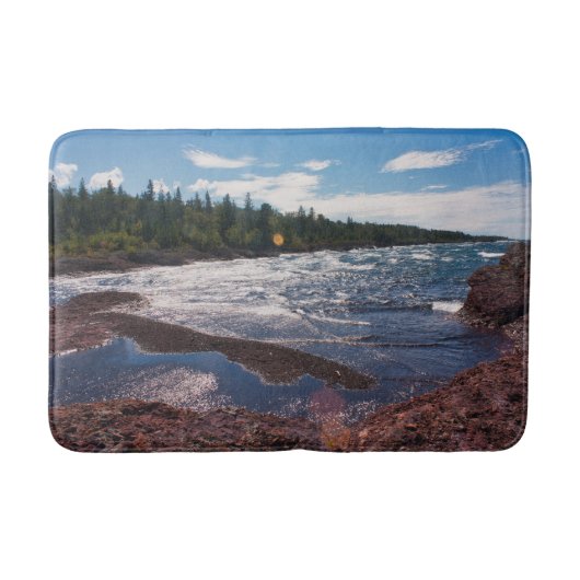 スーペリオ湖の赤岩海岸 – ミシガン州上半島 バスマット (正面)