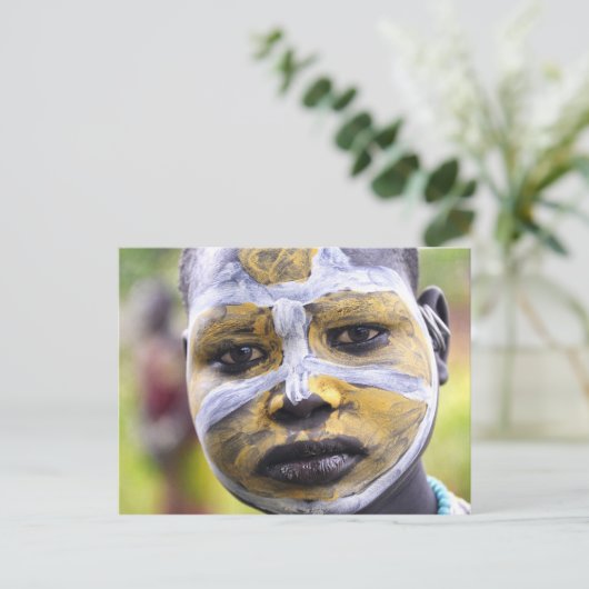 スーマの女の子と色彩の鮮やか顔 ポストカード (スタンド正面)