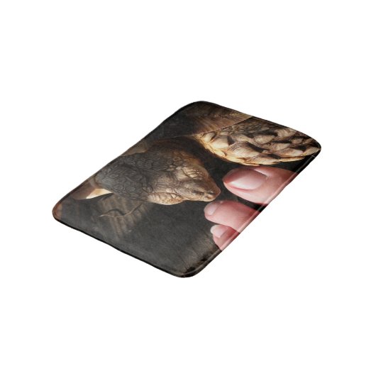 スールカガメが人のつま先を検査 バスマット (アングル)