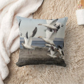 ス飛んでいるノーガチョウ クッション (ブランケット)