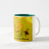 ズッキーニの花の中のビー ツートーンマグカップ (正面右)