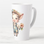 ズボンと花を身に着けたかわいいファームコアの豚 カフェラテマグ (右アングル)