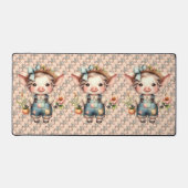 ズボンと花を身に着けたかわいいファームコアの豚 デスクマット (正面)