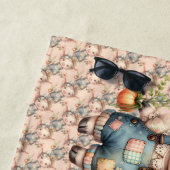 ズボンと花を身に着けたかわいいファームコアの豚 ビーチタオル (インサイチュ)