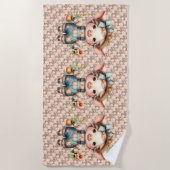 ズボンと花を身に着けたかわいいファームコアの豚 ビーチタオル (正面)