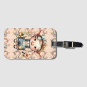 ズボンと花を身に着けたかわいいファームコアの豚 ラゲッジタグ (正面横)