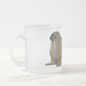 セイウチの漫画イラストレーション フロストグラスマグカップ (左)