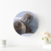 セイウチの牛および子牛は海氷の浮氷で休みます ラージ壁時計 (ホーム)