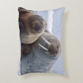 セイウチの牛と子牛は海氷床に残る アクセントクッション (正面(垂直))