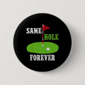 セイムホールフォーエバーグルームバチュラーパーティおもしろいゴルフ 缶バッジ (正面)