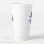 セイル遠くに航海のビーチパーソナライズされた船ヘルム カフェラテマグ (正面)