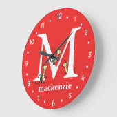 セウス博士のABC：手紙M – 白 |名前の追加 ラージ壁時計 (傾斜)
