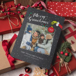 セウス博士 |グリンチメリーマスファミリークリスマスカード<br><div class="desc">今年祝のグラインチの休日！この素朴な黒板デザインは、文字「グラニメリーシュマス」と象徴的なグラインチの手を特徴としている。家族の写真と名前をお気に入りの追加してパーソナライズ。</div>