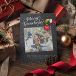 セウス博士 |フォイルメリー・グラインクリスマス 箔シーズンカード<br><div class="desc">今年祝のグラインチの休日！この素朴な黒板デザインは、文字「グラニメリーシュマス」と象徴的なグラインチの手を特徴としている。家族の写真と名前をお気に入りの追加してパーソナライズ。</div>