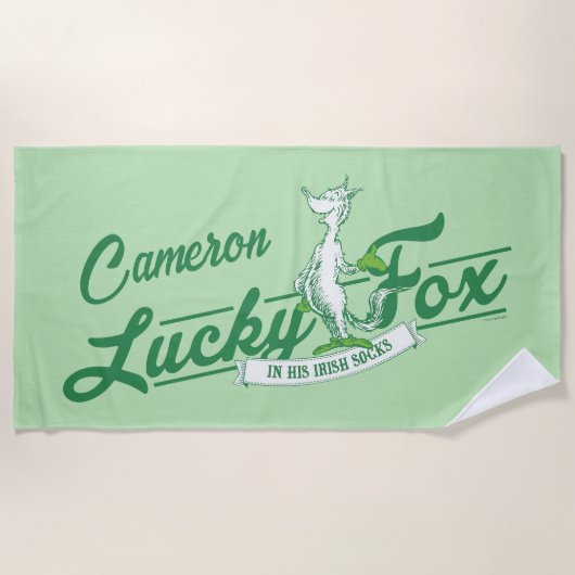 セウス博士 |彼のアイリッシュソックスの幸運なキツネ ビーチタオル (正面)