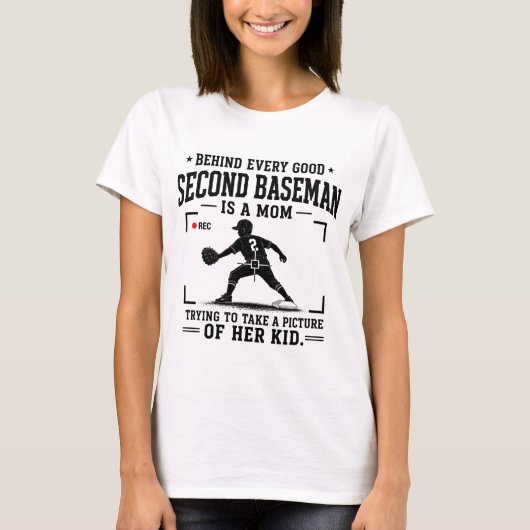 セカンドを守る優れた選手の背後には母の存在がある Tシャツ (正面)