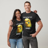 セキセイインコに気を取られる Tシャツ (ユニセックス)
