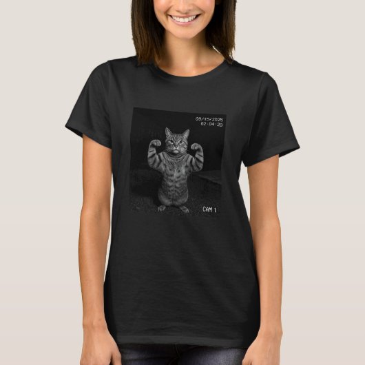 セキュリティカメラに向かってポーズを決める面白い猫 Tシャツ (正面)
