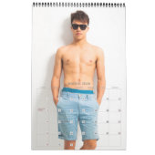 セクシーなシャツのないスタッドを身に着けた熱い男性 カレンダー (3月 2026)