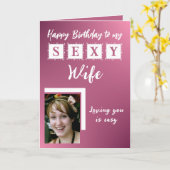 セクシーな妻のフォトピンクの誕生日を追加 カード (黄色い花)