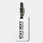 セクシーな滞在は殺害された荷物のラベルを得ません ラゲッジタグ (正面縦)
