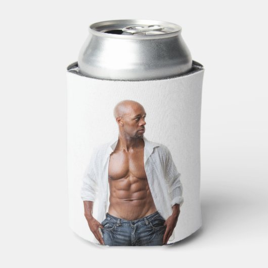 セクシーな男性のムキムキの胸筋と腹筋 ビーチで服を着ていない 缶クーラー (缶正面)