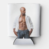 セクシーな男性のムキムキの胸筋と腹筋 ビーチで服を着ていない 缶クーラー (正面)