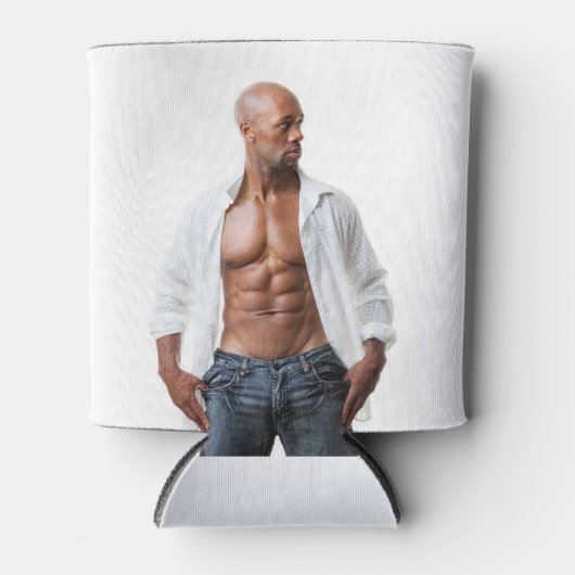 セクシーな男性のムキムキの胸筋と腹筋 ビーチで服を着ていない 缶クーラー (正面)