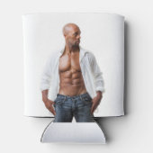 セクシーな男性のムキムキの胸筋と腹筋 ビーチで服を着ていない 缶クーラー (裏面)