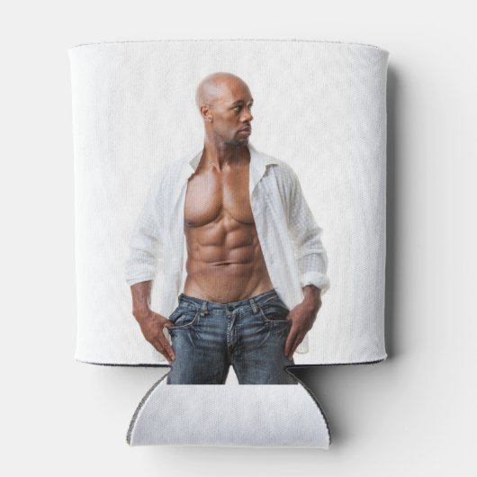 セクシーな男性のムキムキの胸筋と腹筋 ビーチで服を着ていない 缶クーラー (裏面)