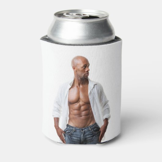セクシーな男性のムキムキの胸筋と腹筋 ビーチで服を着ていない 缶クーラー (缶裏面)