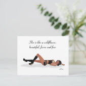 セクシーな黒髪のピンナップガールが眠るポストカード ポストカード (スタンド正面)