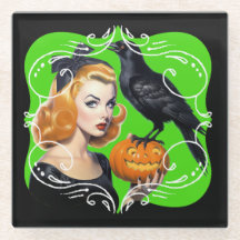 セクシーハロウィーンガールとレイヴン