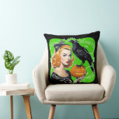 セクシーハロウィーンガールとレイヴン クッション (椅子)