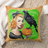 セクシーハロウィーンガールとレイヴン クッション (ブランケット)