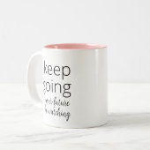 セグイル・アデランテ。トゥフチュロ。モチバシオンフェミニスタ ツートーンマグカップ (正面左)