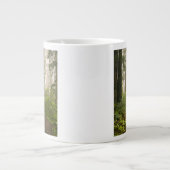 セコイアの間に咲くシャクナゲ ジャンボコーヒーマグカップ (正面)