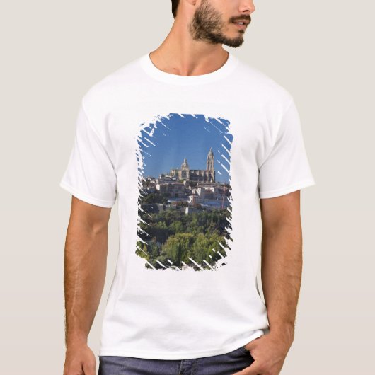 セゴビア大聖堂のある街の景観 Tシャツ (正面)