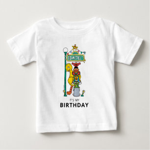 セサミストリートの仲間たちとストリートサインのバースデーTシャツ ベビーTシャツ