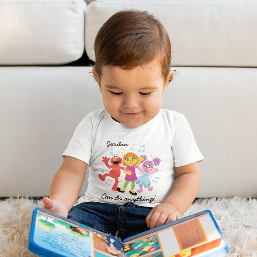 セサミストリート |ジュリア、エルモ&アビー踊り ベビーTシャツ