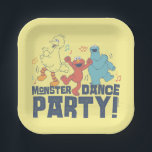 セサミストリート |モンスターダンスパーティー ペーパープレート<br><div class="desc">このヴィンテージグラフィックは、ビッグバード、エルモ、クッキーモンスターと文字「モンスターダンスパーティー!」 © 2022セマワークショップを特徴とする。 www.sesamestreet.org</div>
