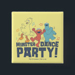 セサミストリート |モンスターダンスパーティー 缶バッジ<br><div class="desc">このヴィンテージグラフィックは、ビッグバード、エルモ、クッキーモンスターと文字「モンスターダンスパーティー!」 © 2022セマワークショップを特徴とする。 www.sesamestreet.org</div>