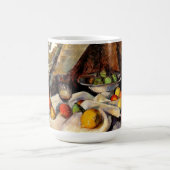 セザンヌ – 静物詩、ポスト、ボトル、カップとフルーツ コーヒーマグカップ (中央)