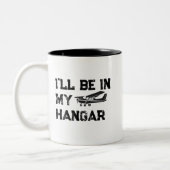セスナ飛行機&私は私の格納庫のおもしろいパイロット ツートーンマグカップ (左)