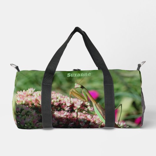 セダムの花に佇むカマキリの名入れデザイン ダッフルバッグ (正面)